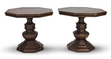 Coppia di tavoli con piano ottagonale e sostegno a balaustro su base gradinata