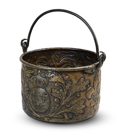 Paiolo in rame sbalzato a rami con bacche e ghiande, gigli di Francia e stemma