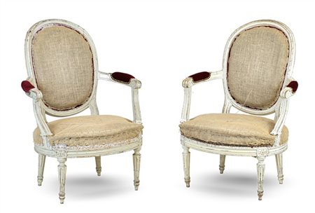 Coppia di poltrone in stile Luigi XVI in legno laccato bianco con schienale a m