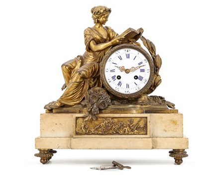 Pendola da appoggio in alabastro e bronzo dorato a soggetto allegorico. Quadran