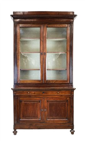 Libreria a due corpi in noce con parte superiore a due ante a vetri e quattro r