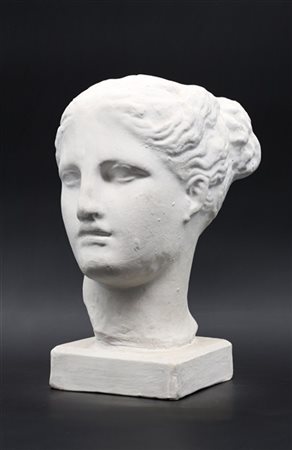 Manifattura del secolo XX. Testa di figura femminile classica in terracotta dip