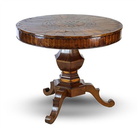 Tavolo con piano circolare lastronato e intarsiato a motivi geometrici in legni