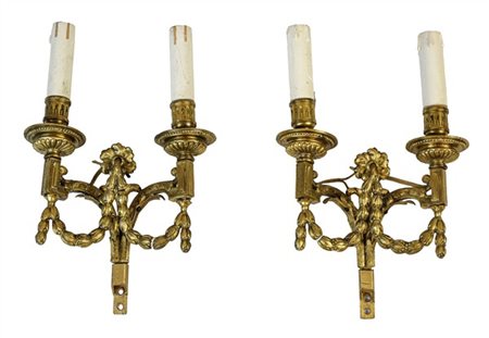 Coppia di appliques in bronzo dorato a due luci con bracci raccordati da feston