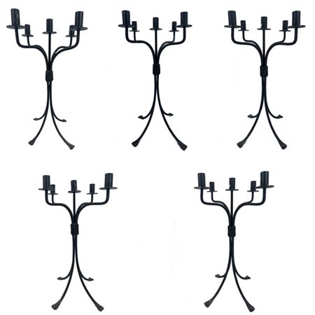 Gruppo di cinque candelabri a cinque fiamme in ferro battuto verniciato nero (h
