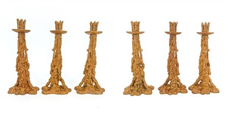 Gruppo di sei candelieri in fusione di bronzo dorato a forma di colature (h cm