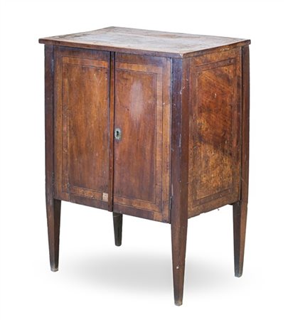 Mobiletto lastronato in noce e filettato in legni vari a due ante celanti sei t