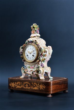 Pendola da appoggio in porcellana policroma marcata Maple & Company Paris a mot