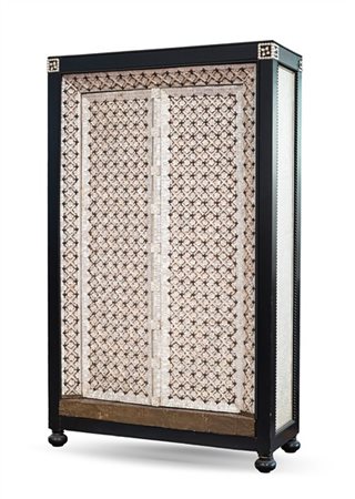 Armadio realizzato con portone indiano a due ante e cornice in legno interament