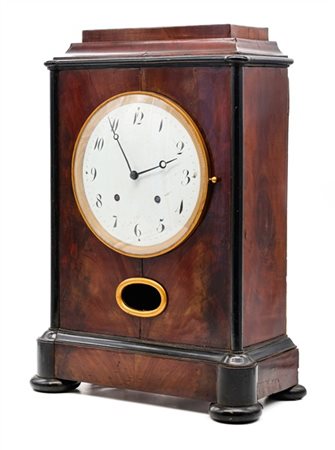 Pendola d'appoggio con cassa in mogano e profili ebanizzati, quadrante a numeri