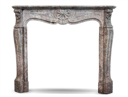 Camino in marmo rosa Fior di Pesco con piano sagomato e montanti scolpiti a val