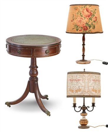 Lotto composto da un tavolino inglese in mogano con piano circolare, due tirett