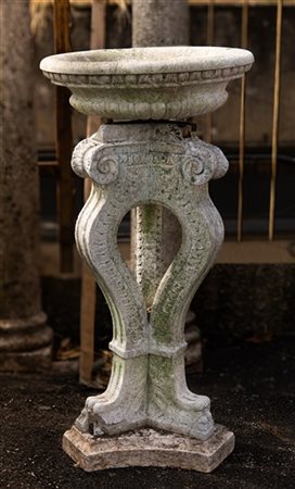 Fioriera da giardino con fusto tripode in calcestruzzo a volute e piedi ferini