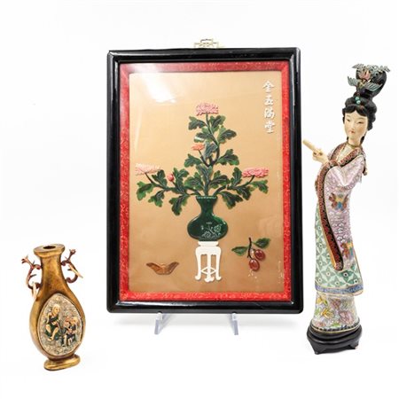 Lotto composto da un pannello decorato in pietre dure raffigurante vaso fiorito