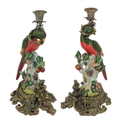Coppia di candelieri con sostegno in porcellana policroma a forma di pappagallo