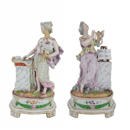 Manifattura del secolo XX. Coppia di gruppi in porcellana policroma raffigurant