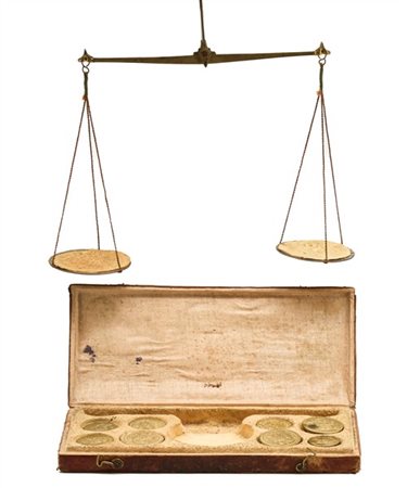 Piccola bilancia per pesi monetari in ottone con pesi, in custodia originale. S