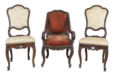 Lotto composto da una poltrona e coppia di sedie in legno intagliato con gambe