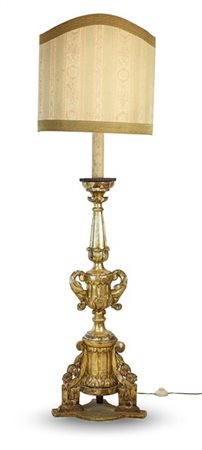 Candeliere in legno intagliato e dorato a mecca con fusto a vaso biansato su tr