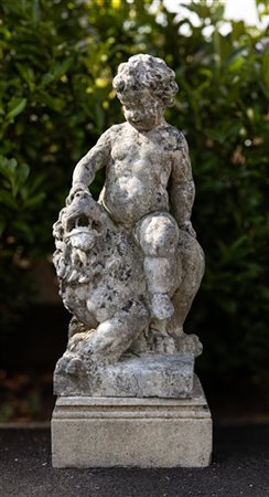 Scultura da giardino raffigurante un putto che cavalca un leone (cm 45x100x37)