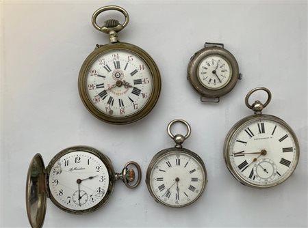 Gruppo di cinque orologi da tasca in argento e metallo di varie epoche, manifat
