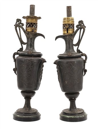 Coppia di basi per lamapada in metallo brunito a forma di anfora con decorazion