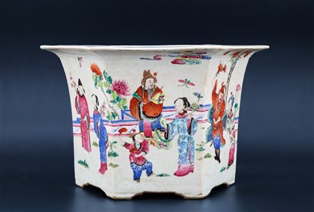 Giardiniera esagonale in porcellana policroma Famiglia Rosa con figure oriental