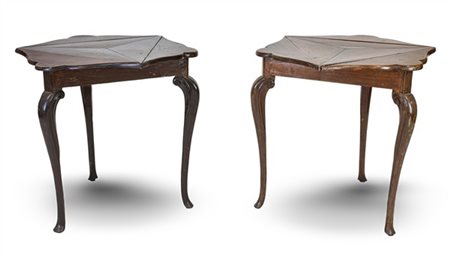 Due tavolini d'appoggio ad alette con piani girevoli di forma triangolare e tre