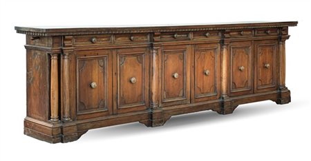Grande credenza in noce a sei cassetti sottopiano e sei ante con profilo dentel