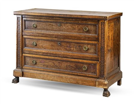 Cassettone in noce e altri legni con fronte a tre cassetti e lesene decorate da