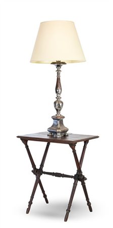 Lotto composto da tavolino pieghevole in rovere con gambe tornite e scanalate (