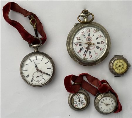 Gruppo di cinque orologi da tasca in argento e metallo di varie epoche, manifat