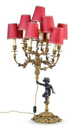 Lampada da tavolo in metallo brunito e dorato a guisa di candelabro a dieci bra