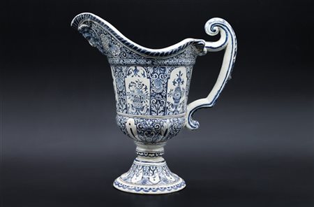 Manifattura di Rouen, secolo XVIII. Versatoio ad elmo rovesciato in maiolica di