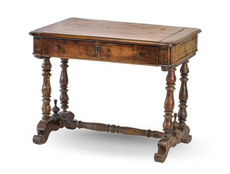 Piccolo scrittoio ad un cassetto nella fascia e piano scorrevole, montanti torn