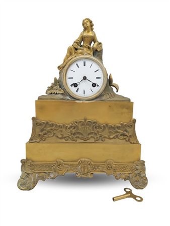 Pendola d'appoggio in bronzo dorato con cassa decorata a fregi e volute sormont