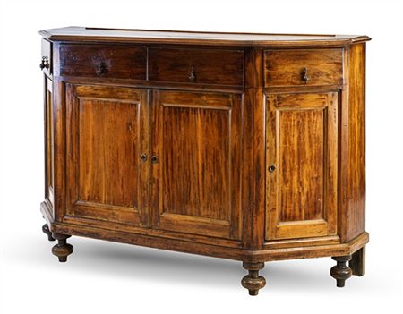 Credenza scantonata in legni vari a quattro cassetti e quattro ante pannellate,