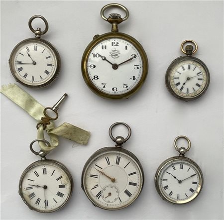 Gruppo di cinque orologi da tasca in argento e metallo di varie epoche, manifat