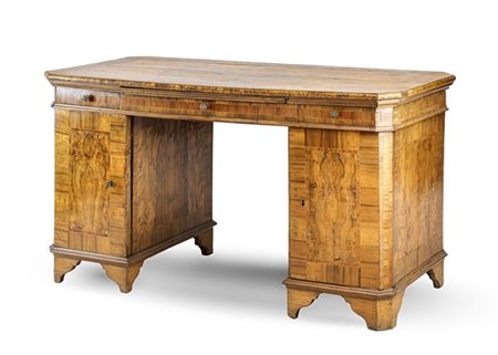 Scrivania da centro lastronata e filettata in legni vari con fronte a due sport