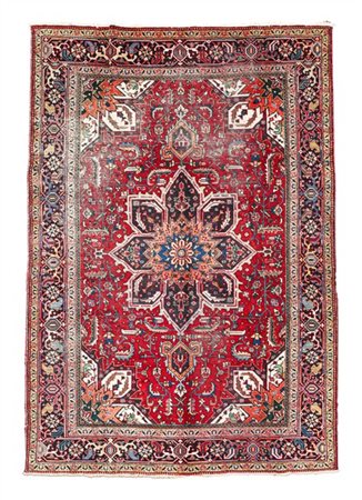 Tappeto Heritz, Persia, secolo XX. Decoro con medaglione polilobato con puntali