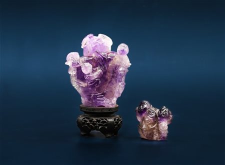 Lotto composto da un vaso con coperchio e base in legno unito ad un gruppo con