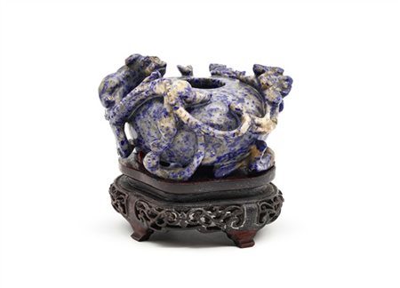 Vaso in lapislazzuli con draghi a rilievo e rami fogliati
Cina, secolo XX 
(cm