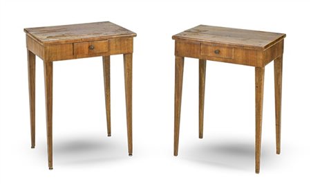 Coppia di tavolini da centro impiallacciati in noce con gambe rastremate. Secol