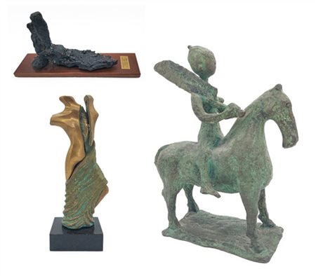 Lotto composto da tre sculture in bronzo di soggetti, autori e misure diverse (