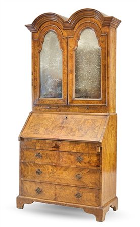 Trumeau impiallacciato in noce e radica, parte inferiore a quattro cassetti e c