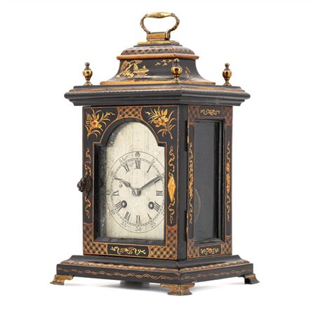 Pendola di forma parrallelepipeda in legno laccato a chinoiserie. Quadrante arg