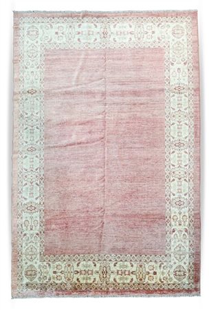 Tappeto Nepal, recente manifattura. Decoro con campo unito color rosa, bordura