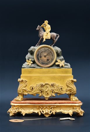 Pendola d'appoggio con cassa in bronzo dorato e patinato a soggetto marziale ra