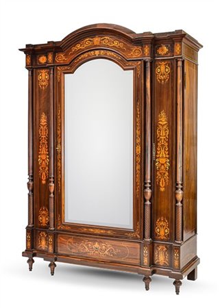 Armadio a tre ante, di cui quella centrale sagomata con specchio, e cassetto al