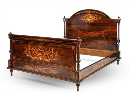 Letto matrimoniale con testata e pediera impiallacciate in palissandro e intars